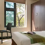 RedDoorz Plus Nhan Hoa Hotel