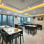 RedDoorz Plus Nhan Hoa Hotel